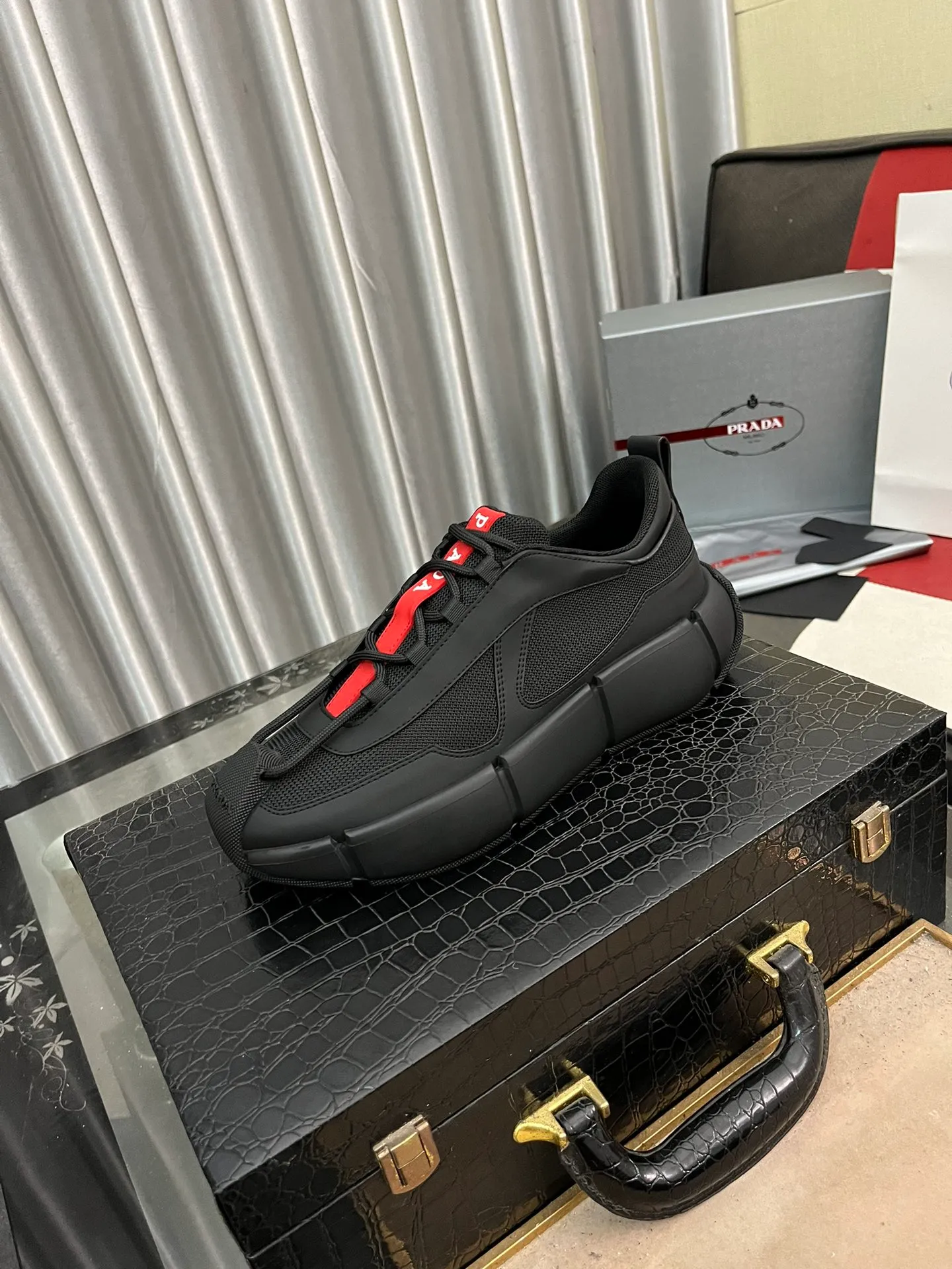 Men's shoes 💰540⌚️⌚️ PRADA/Prada men's lace-up casual sports shoes, the upper is made of cowhide leather and breathable mesh. It is soft, comfortable and breathable. The tongue is decorated with the PRADA brand letter logo. The thick rubber sole echoes the red label tongue. The style is fashionable and elegant. The details are carefully crafted. A super fashionable casual sports shoe with excellent breathability!  Size: 38-443️⃣Colors available
